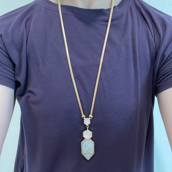 Kendra Scott Wyatt Necklace - rose gold with ivory pearl - Picture 5 of 5